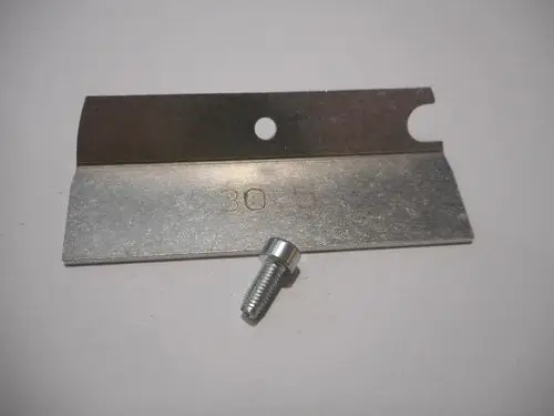 Metallische Klinge mit angeformtem Loch und Schraube, möglicherweise von der Marke Remeha, zur Verwendung in einem Montage- oder Reparaturkontext.